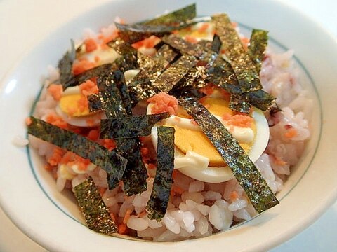 ゆで卵と鮭フレークともみ海苔のっけて雑穀ご飯